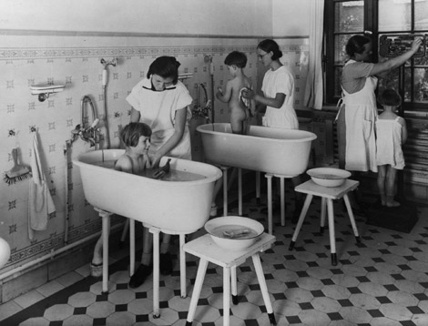 Medical examination at the nursery school at the Pestalozzi-Fröbel hostel