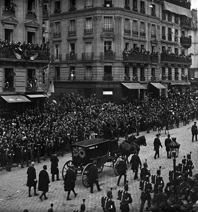 Funérailles de Victor Hugo : le cortège arrivant rue Soufflot.