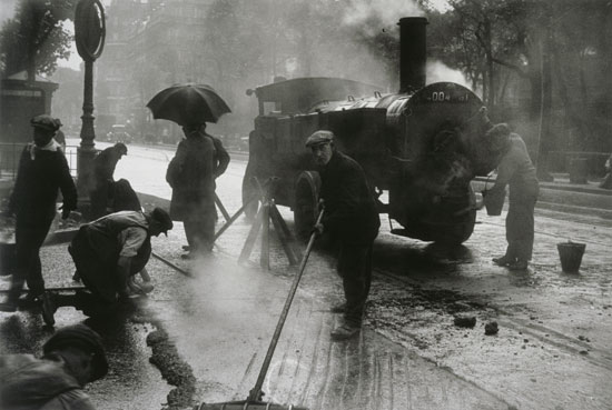 Asphalt layers, Paris, Gisèle Freund, 1931.