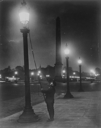 Allumeur de réverbères, place de la Concorde, Brassaï (dit), Halasz Gyula, 1933.