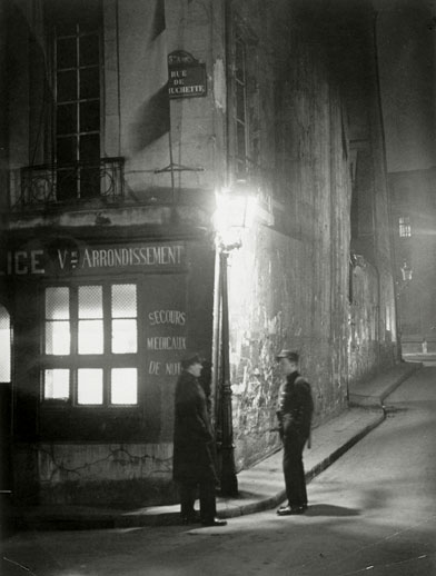 Commissariat de police, au coin de la rue de la Huchette et de la rue du Chat-qui-Pêche, Brassaï (dit), Halasz Gyula, 1933.