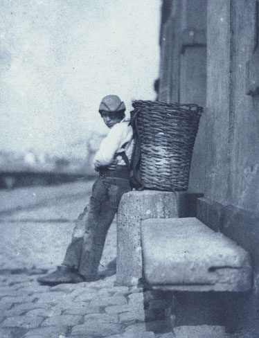 Le petit chiffonnier appuyé contre une borne, Charles Nègre, 1851.