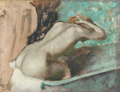 Femme assise sur le rebord d'une baignoire et s'épongeant le cou