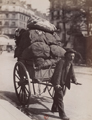 Un chiffonnier, le matin, dans Paris, avenue des Gobelins