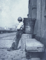 Le petit chiffonnier appuyé contre une borne (The young ragpicker leaning on a bollard)