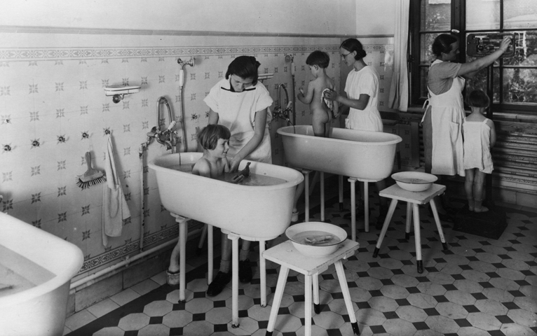 Medical examination at the nursery school at the Pestalozzi-Fröbel hostel - Paul Schulz