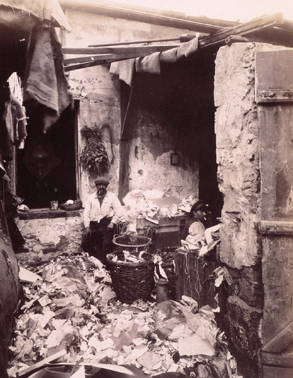 Porte d'Asnières, Cité Trébert: ragpickers - Eugène Atget