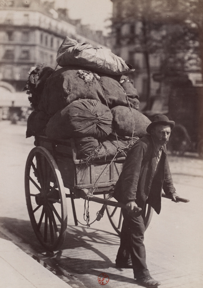 Un chiffonnier, le matin, dans Paris, avenue des Gobelins - Eugène Atget