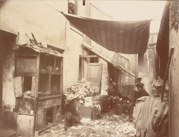 Porte d'Asnières, Cité Valmy: ragpickers - Eugène Atget