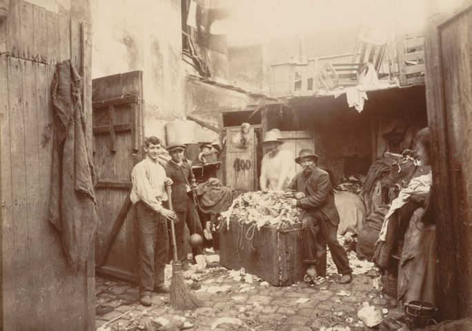 Porte d'Asnières, Cité Valmy: ragpickers - Eugène Atget