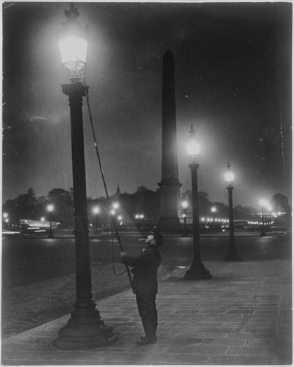 Allumeur de réverbères, place de la Concorde - Brassaï (dit), Halasz Gyula