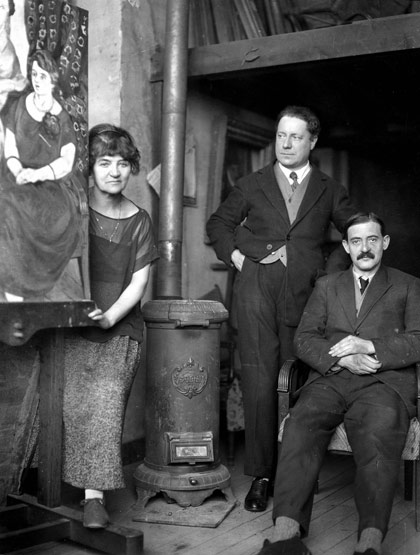 Suzanne Valadon, son fils, Maurice Utrillo (assis, à droite) et André Utter, peintres français